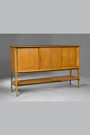 Roger LANDAULT - Meuble à hauteur d'appui modèle «Dakar» en teck ouvrant par trois portes coulissantes, tablette d'entretoise. Édition ABC. Hauteur : 117,5, Longueur : 184 cm, Profondeur : 55 cm